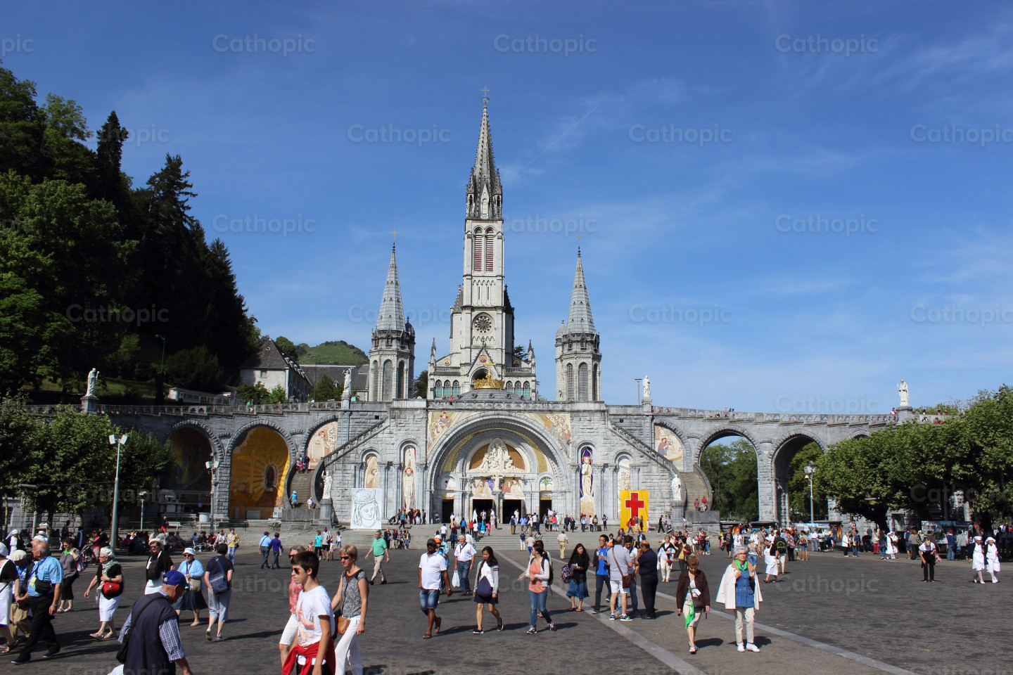 Lourdes Cathedral photo - Cathopic