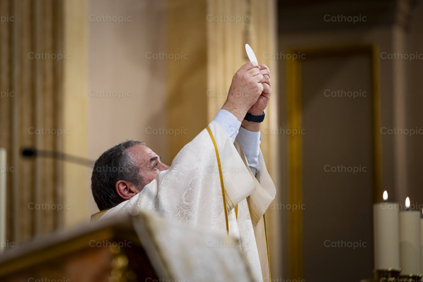 Priest Consecrating the Eucharist | Cathopic