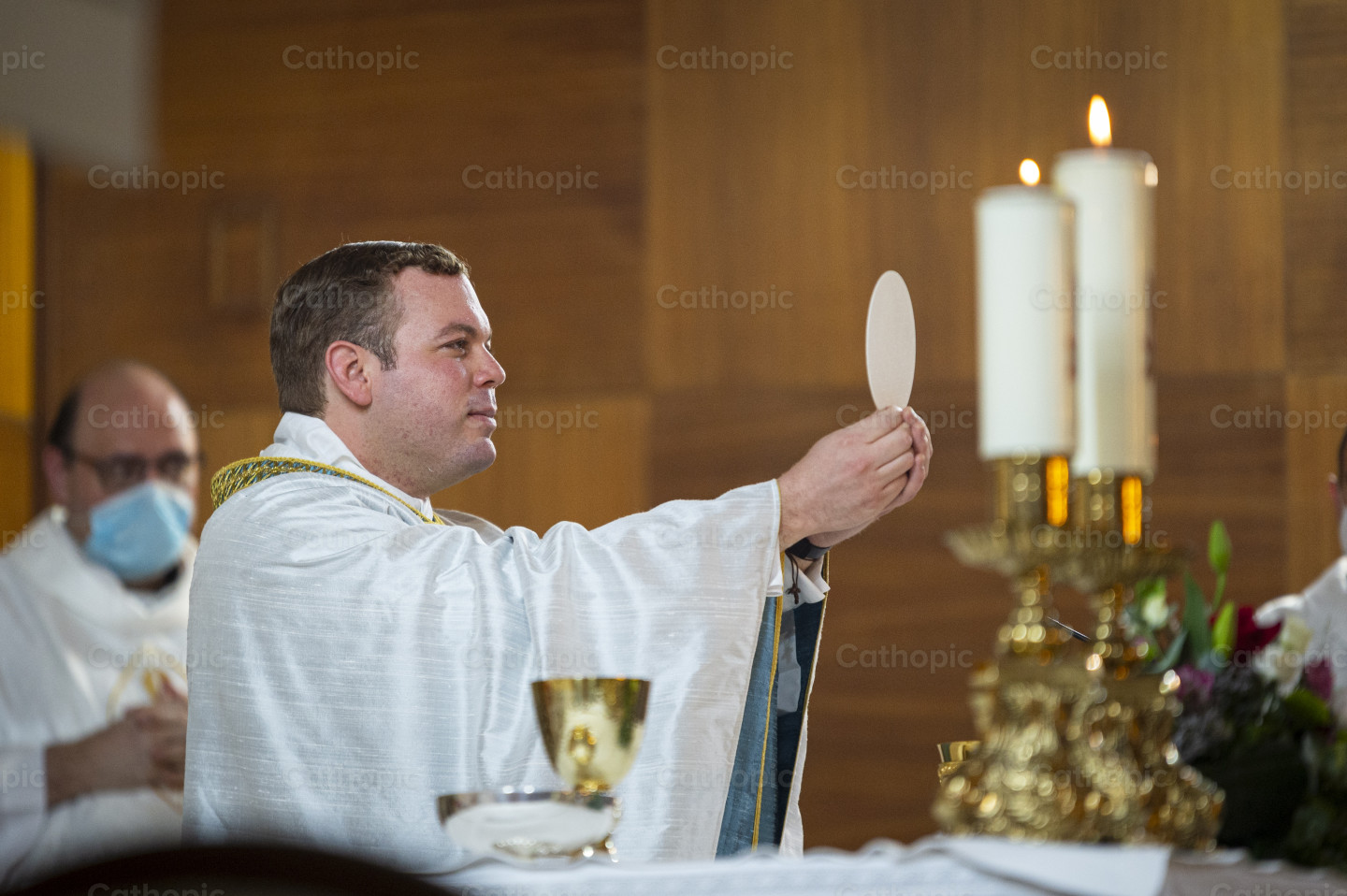 Priest Consecrating the Eucharist | Cathopic