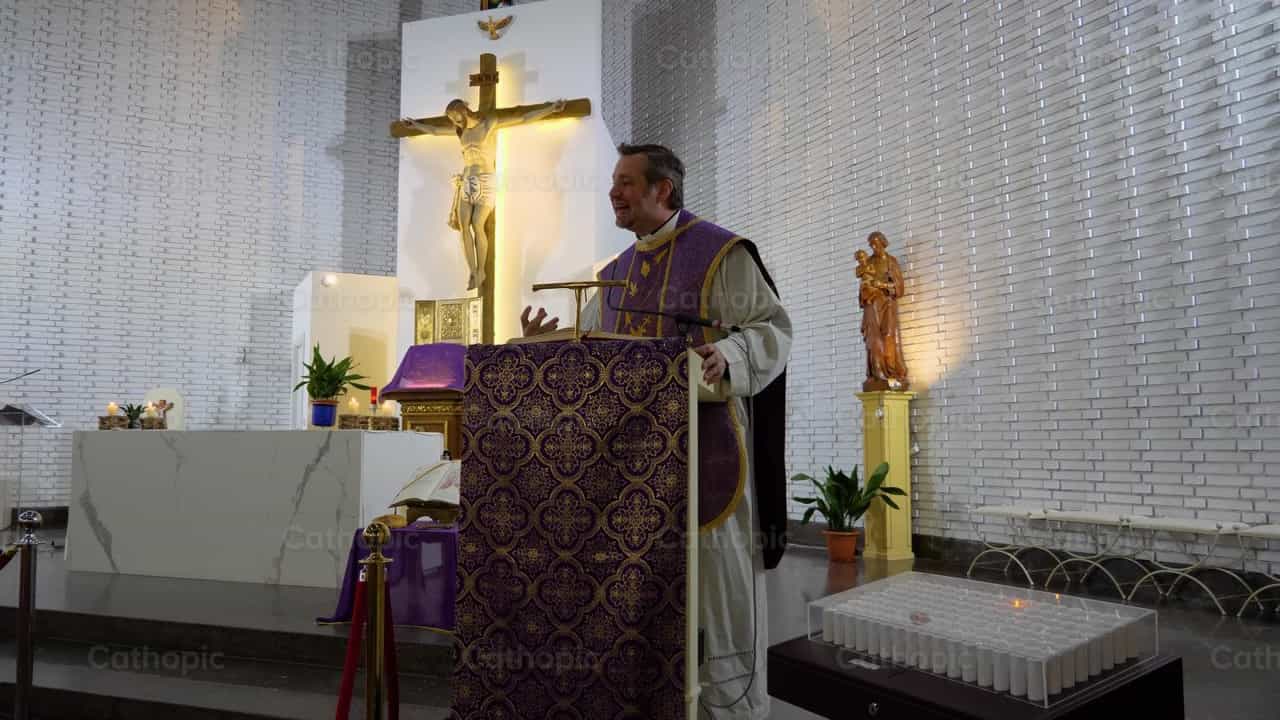 Predicación del sacerdote - Banco de vídeos católicos - Fotografía por Cathopic
