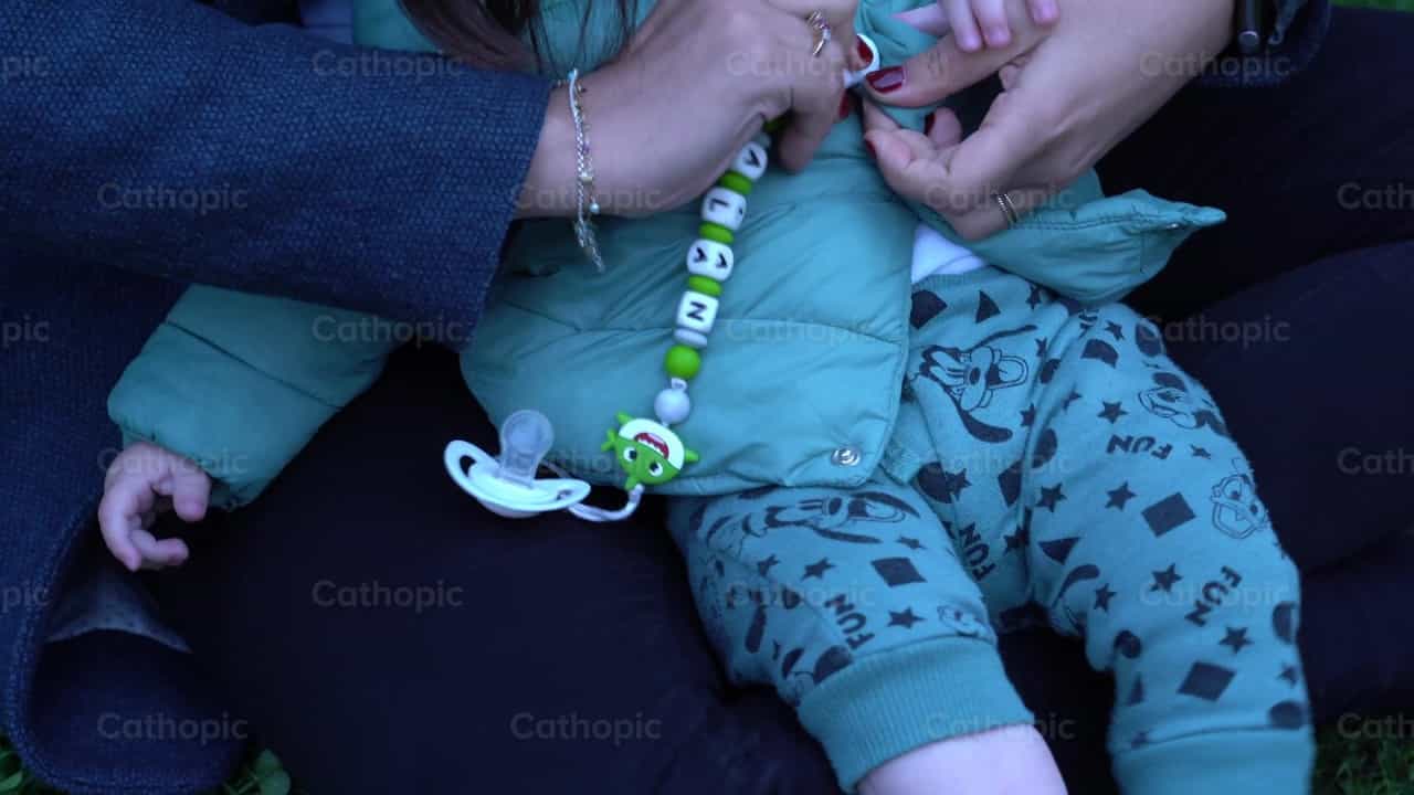 Joven madre cuida a su bebé, disparo 1 - Banco de vídeos católicos