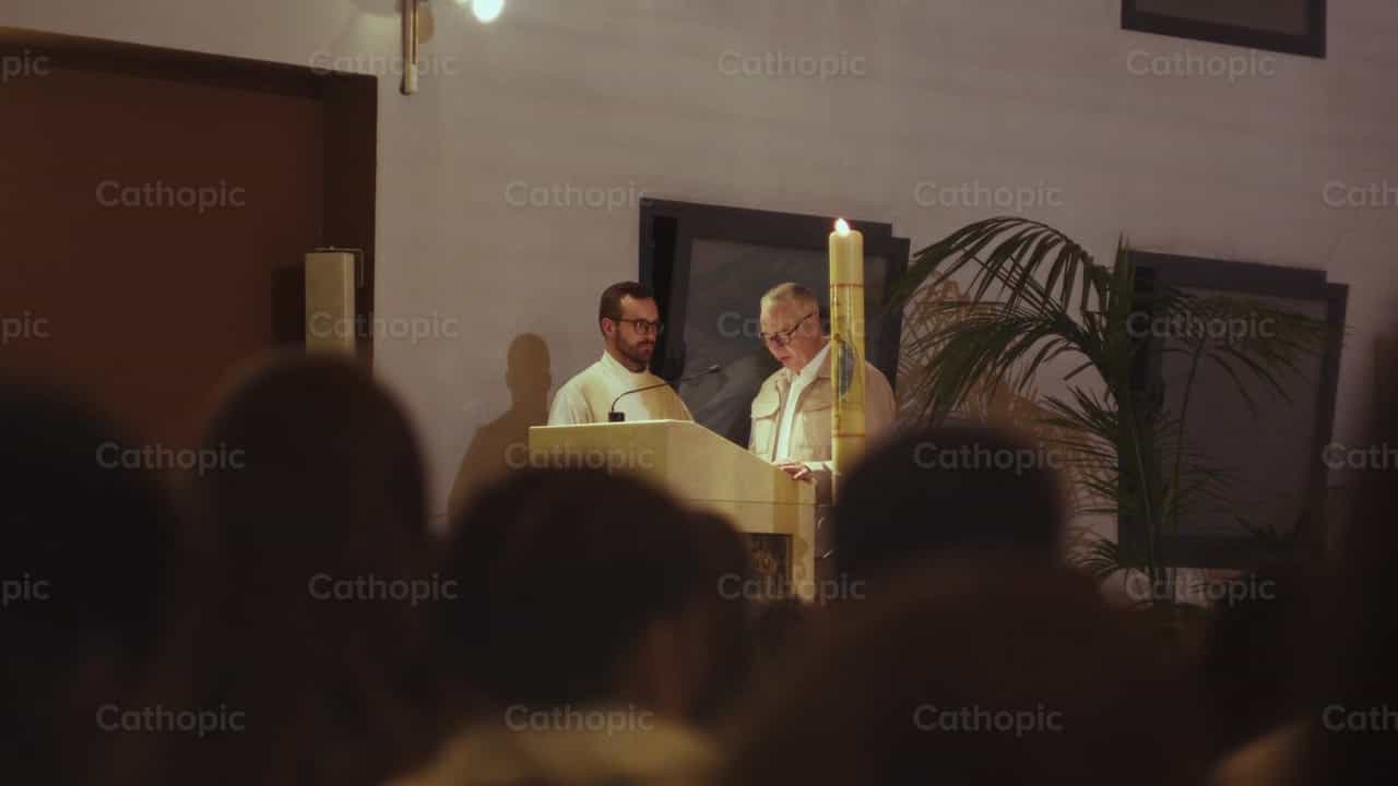 Homem lendo a primeira leitura da Vigília Pascal - Vídeos católicos de stock