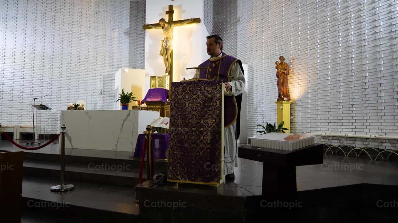 Pangaral ng pari - Mga Catholic stock video