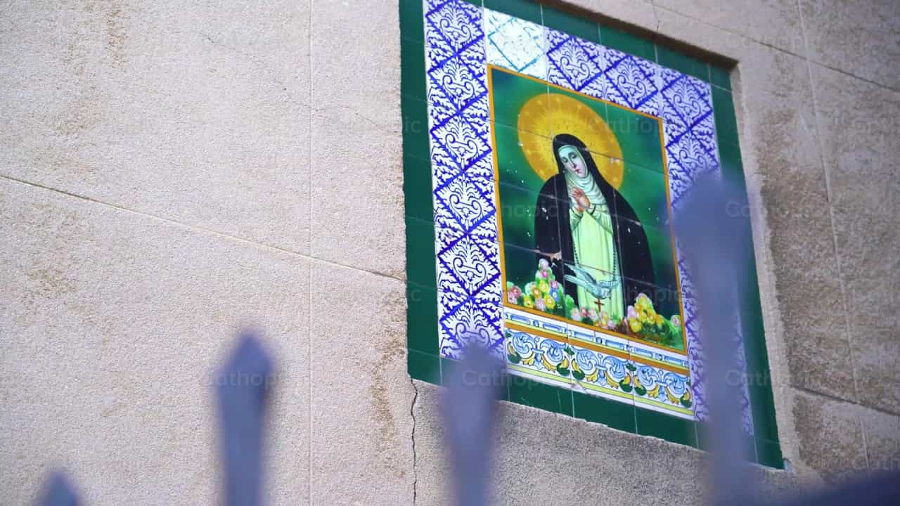 Mural de azulejos de Santa Teresa de Ávila, Ángulo 3 - Banco de vídeos católicos - Fotografía por Cathopic
