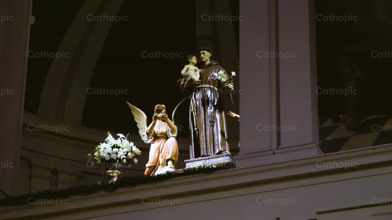 San Antonio de Padua en la catedral (toma 2) - Banco de vídeos católicos - Fotografía por Cathopic