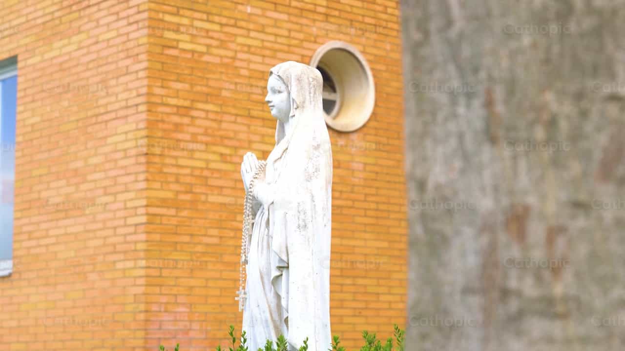 Estatua de la joven María, ángulo 3 - Banco de vídeos católicos
