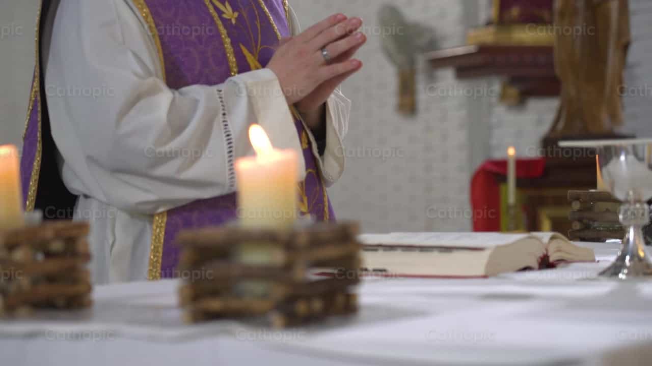 Priester viert de Mis - Katholieke stockvideo's