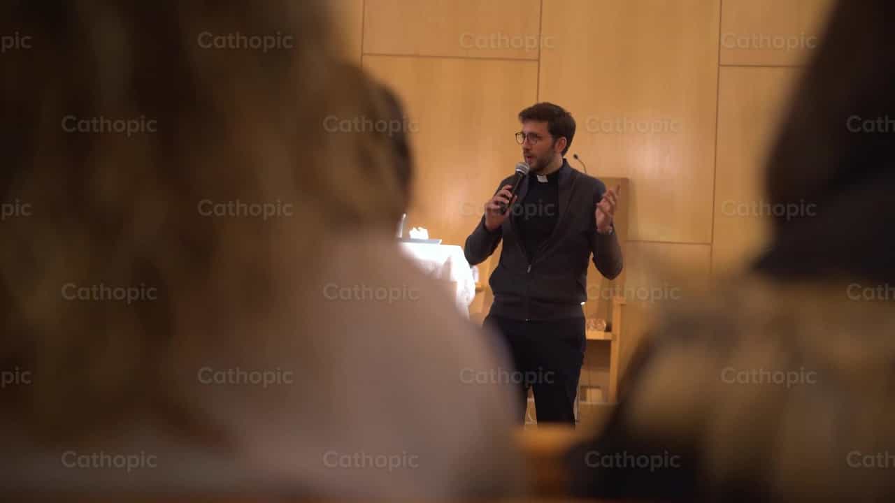 Noche de culto en la parroquia, toma 7 - Banco de vídeos católicos - Fotografía por Cathopic