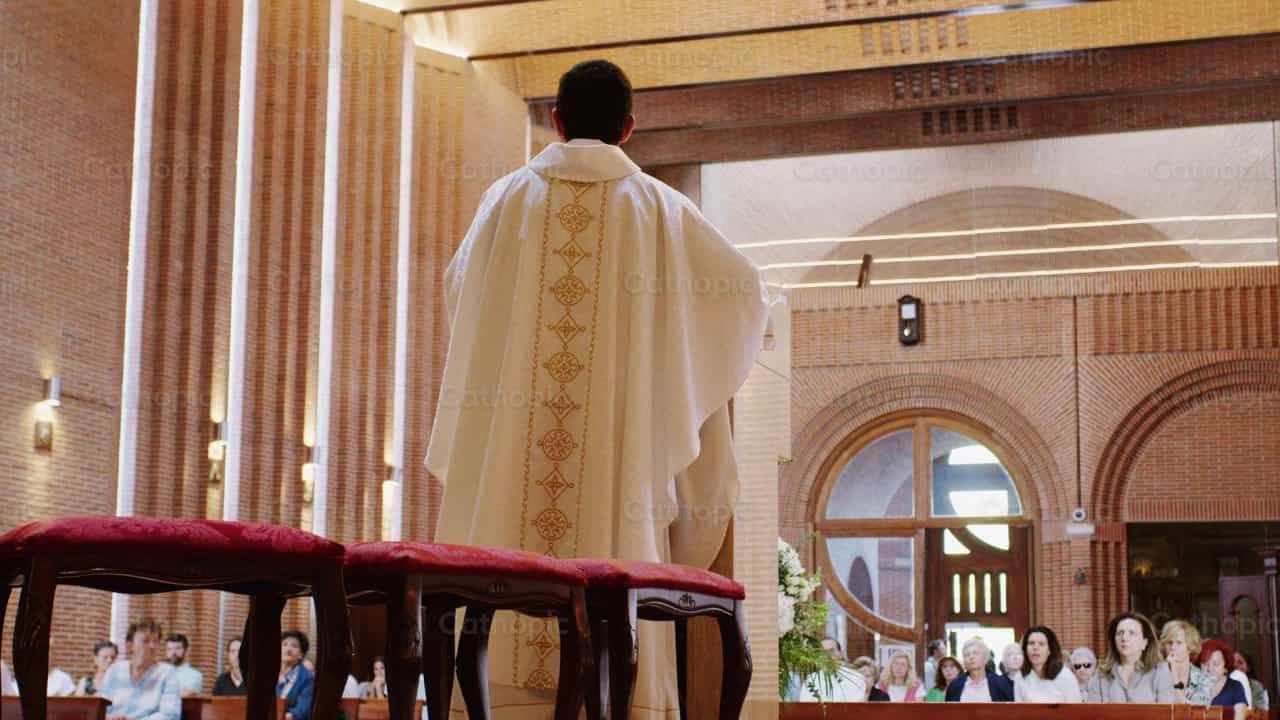Sacerdote compartiendo la Homilia - Banco de vídeos católicos - Fotografía por Almures Studio
