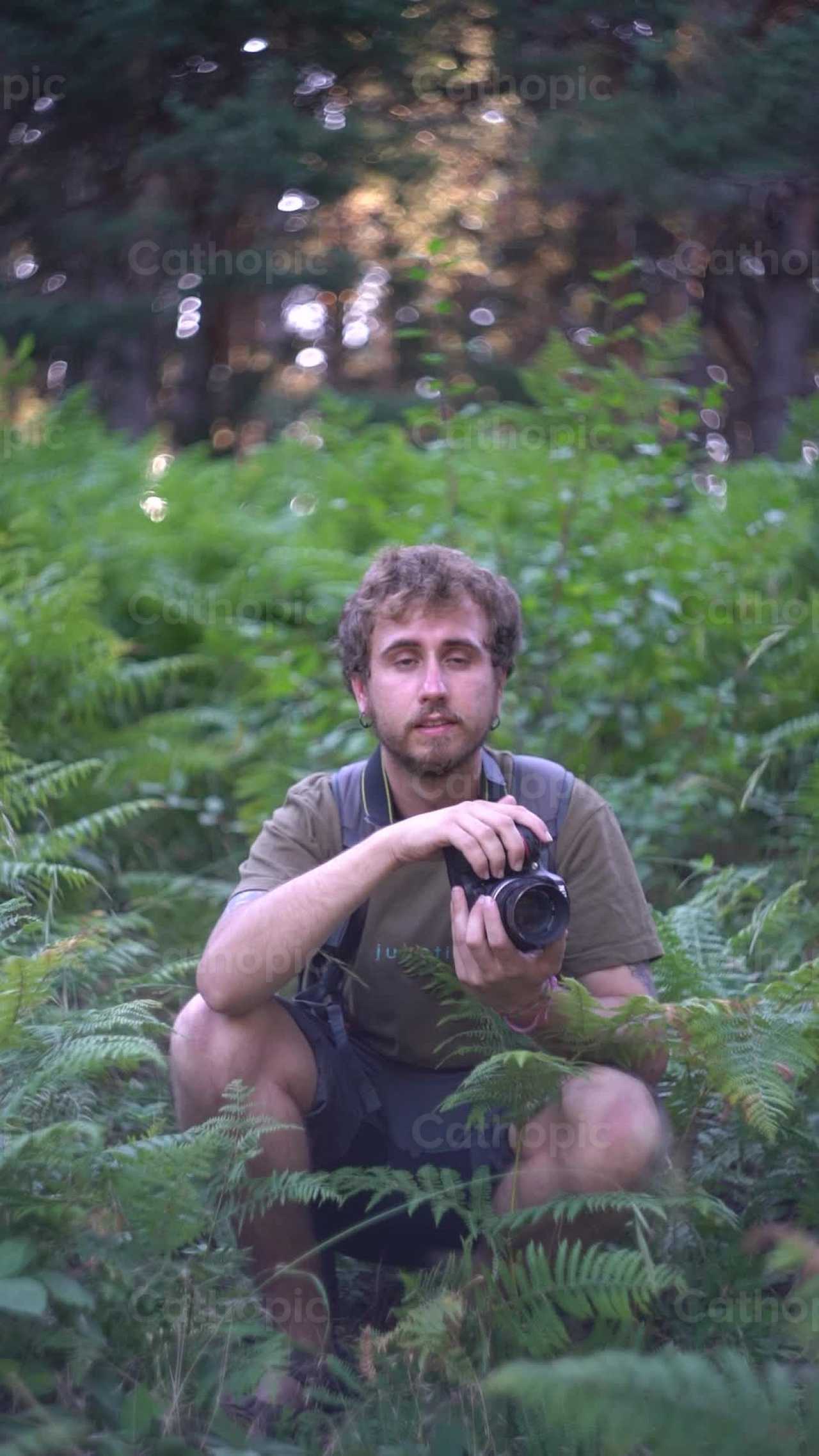 Chico haciendo fotos en la naturaleza - Banco de vídeos católicos - Fotografía por Lupe Belmonte