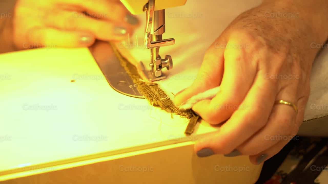 Proyecto de costura, toma 1 - Banco de vídeos católicos - Fotografía por Cathopic