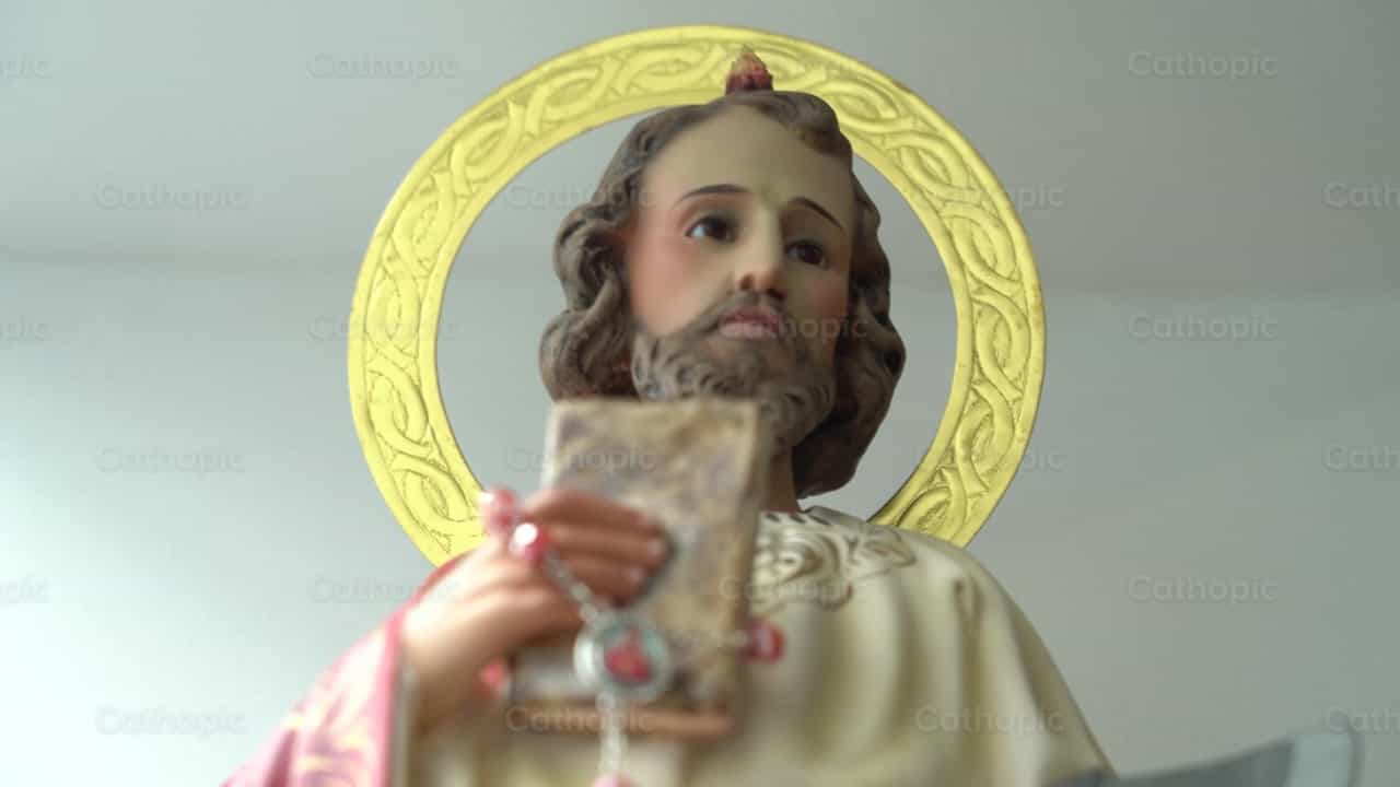 Escultura de Jesús con la Biblia - Banco de vídeos católicos - Fotografía por Cathopic