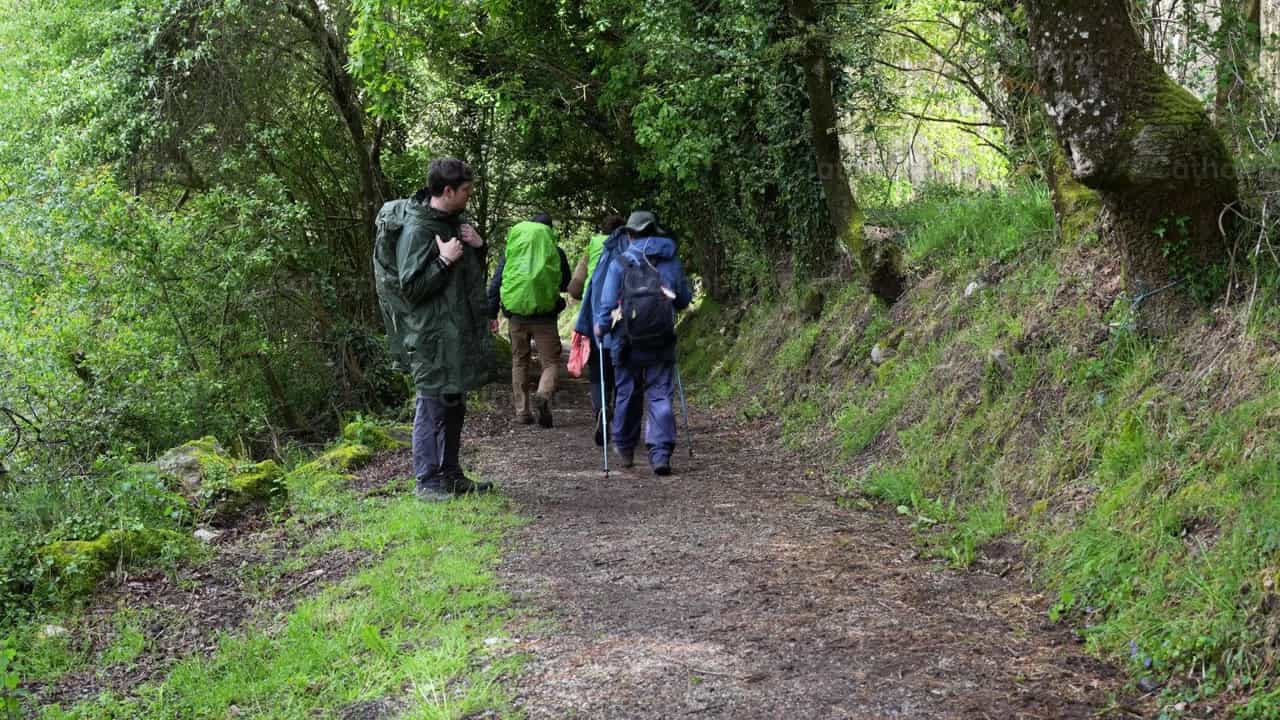 Jóvenes exploradores caminando por el bosque - Banco de vídeos católicos - Fotografía por Santiago de la Hoz