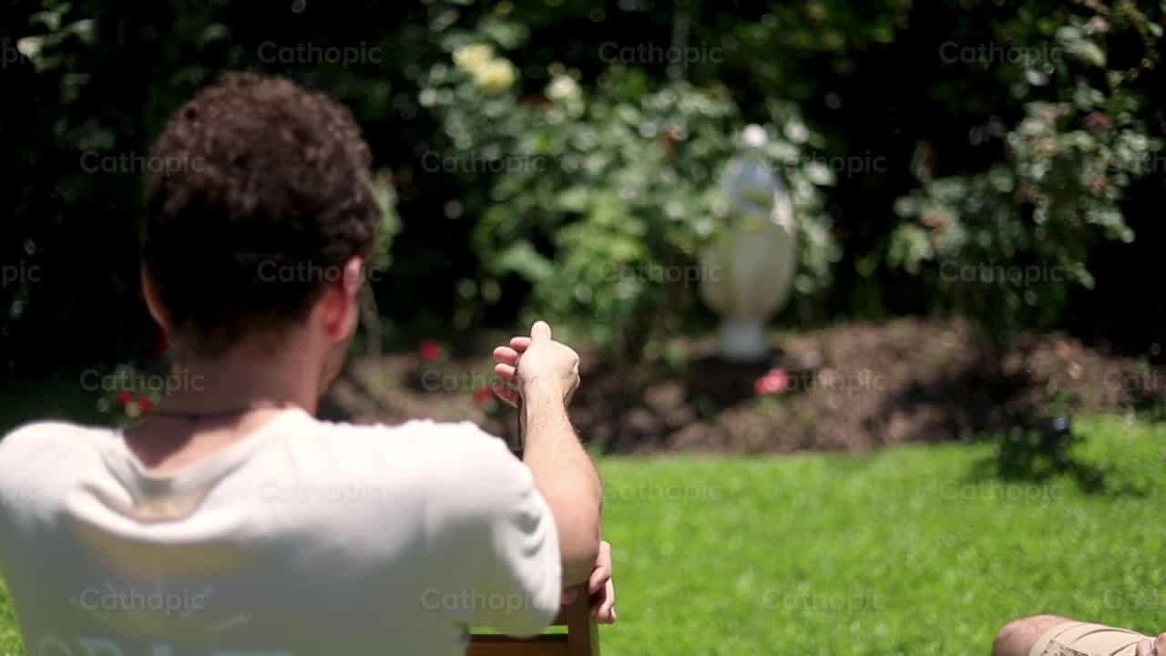 Jovem rezando o Rosário - Vídeos católicos de stock - Foto de Agencia Eremo