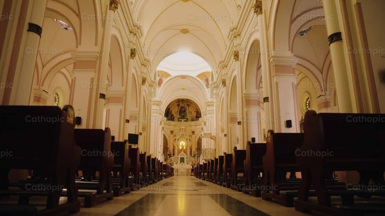 Entrando a catedral imponente. Templo católico - Catholic stock videos - Photo by Carlos Gaviria