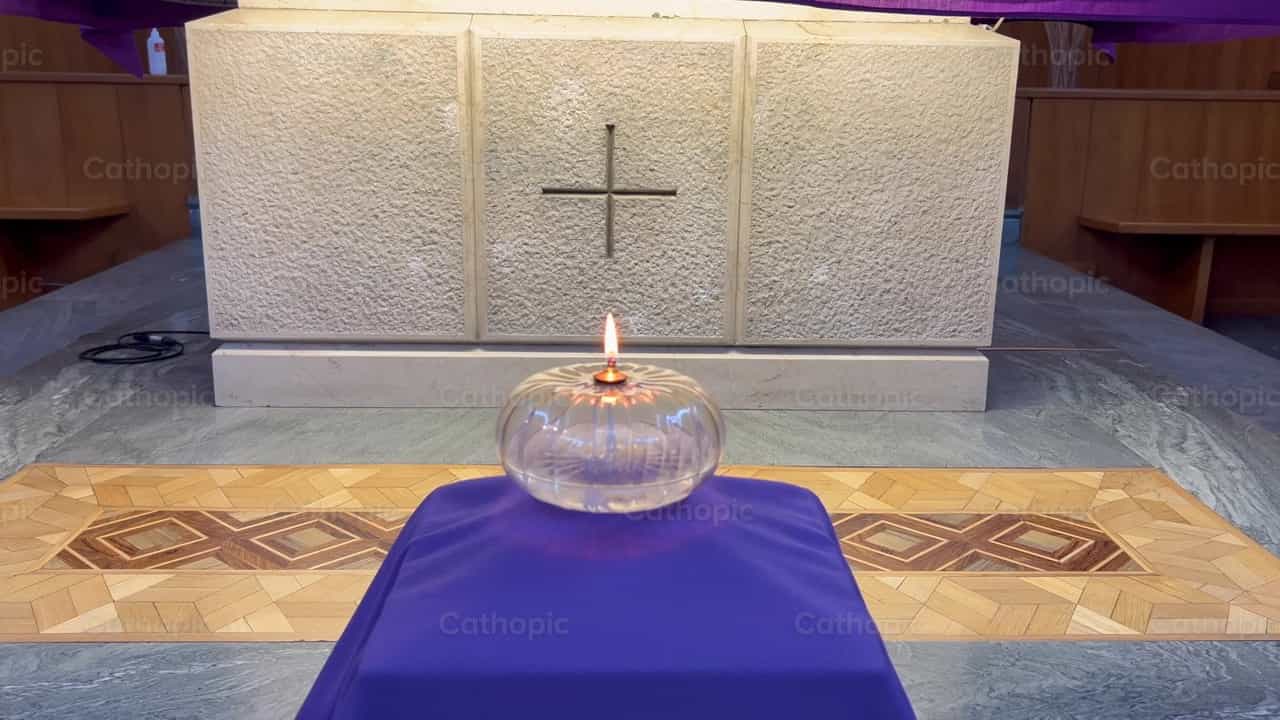 Lenten candle - Catholic stock videos - Photo by Frames Cristianos