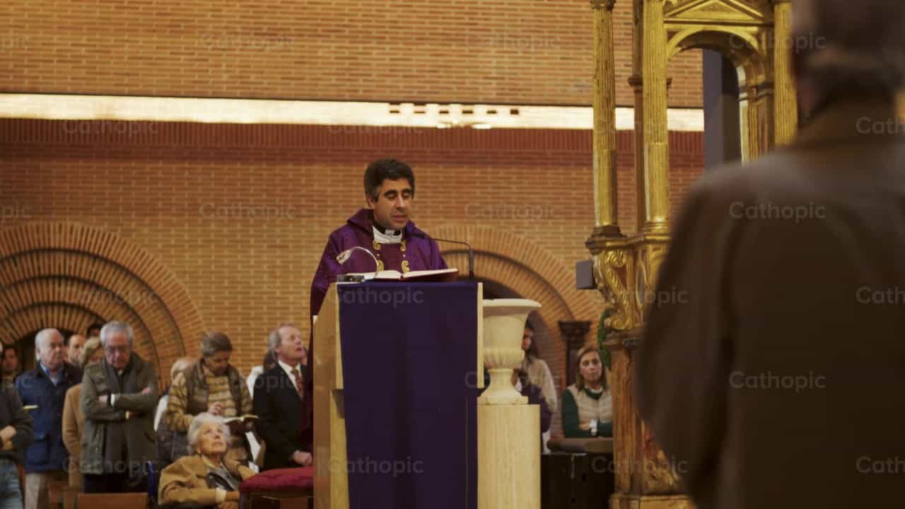 Priester predigt - Katholische Stock-Videos