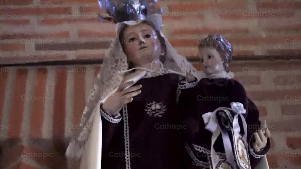 La reina María y el niño Jesús, toma 1 - Banco de vídeos católicos - Fotografía por Cathopic