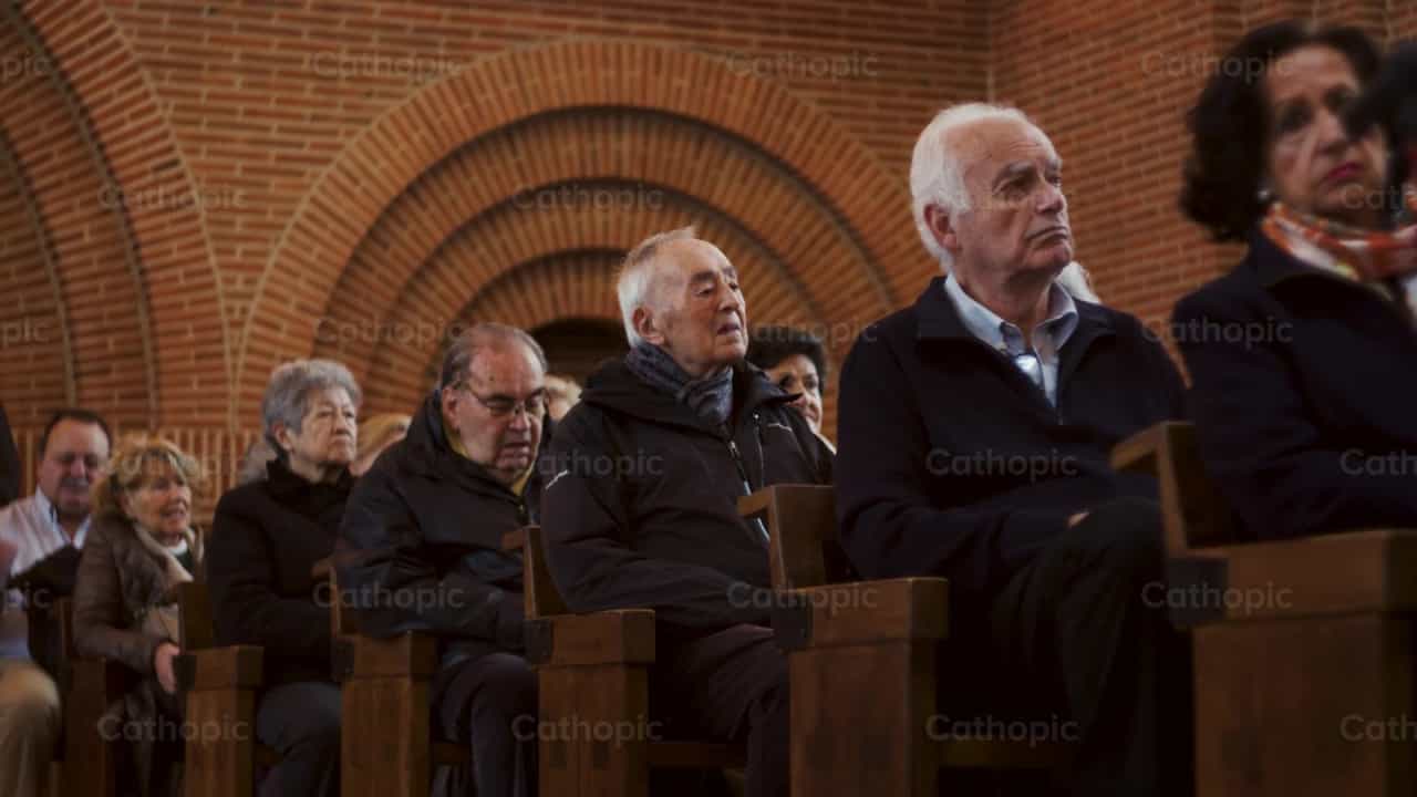 Men and women praying at mass - Catholic stock videos - Photo by Cathopic