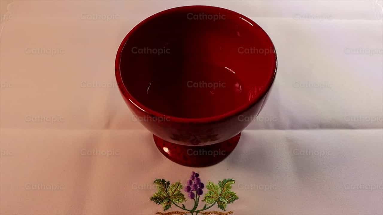 Chalice with wine - Catholic stock videos - Photo by Frames Cristianos