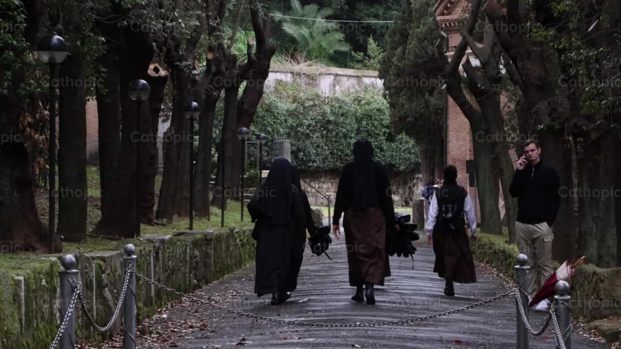 Monjas caminando - Banco de vídeos católicos - Fotografía por Frames Cristianos
