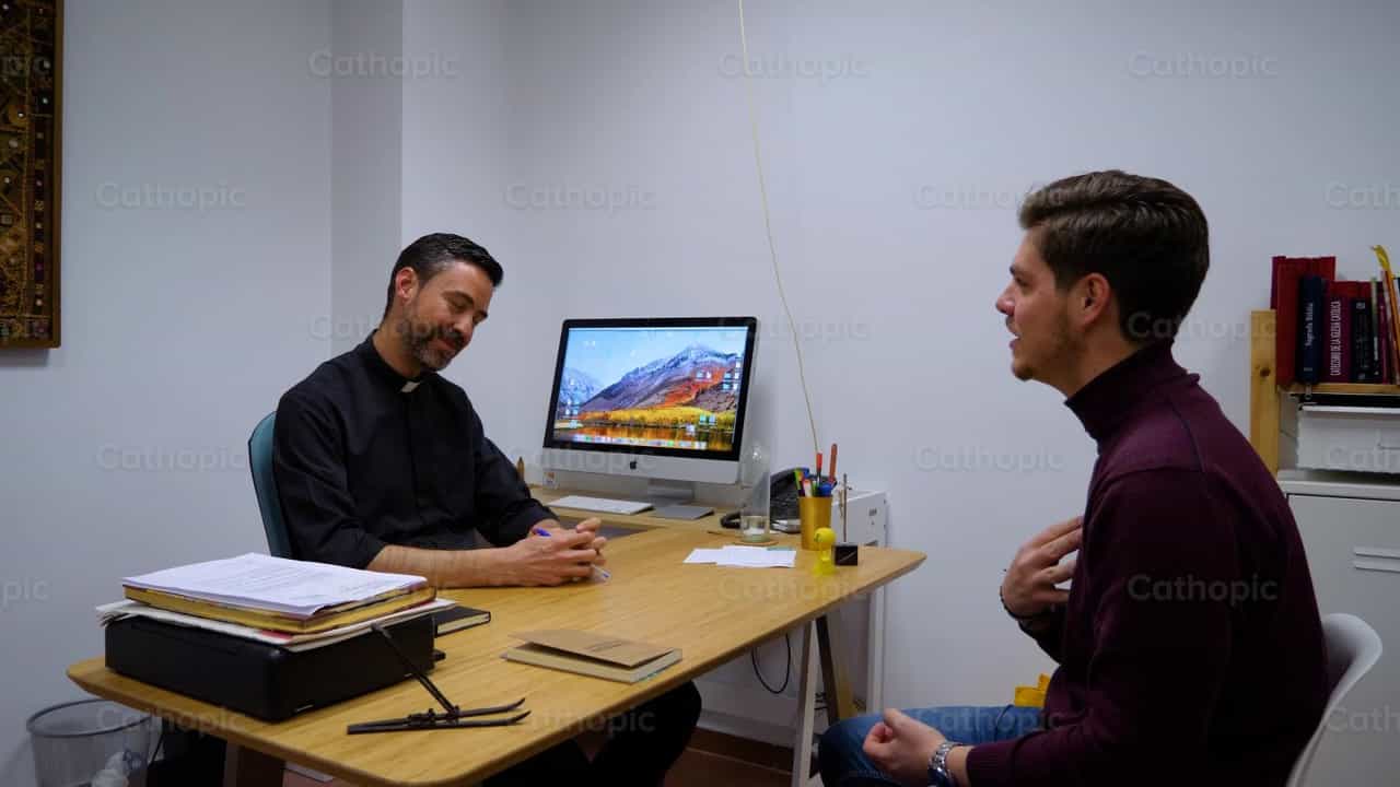 Sacerdote mentor de jóvenes adultos, toma 5 - Banco de vídeos católicos - Fotografía por Cathopic