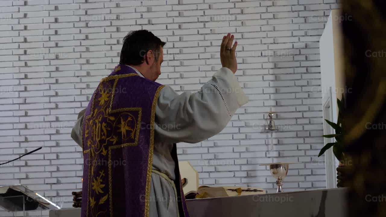 Bendición del sacerdote - Banco de vídeos católicos