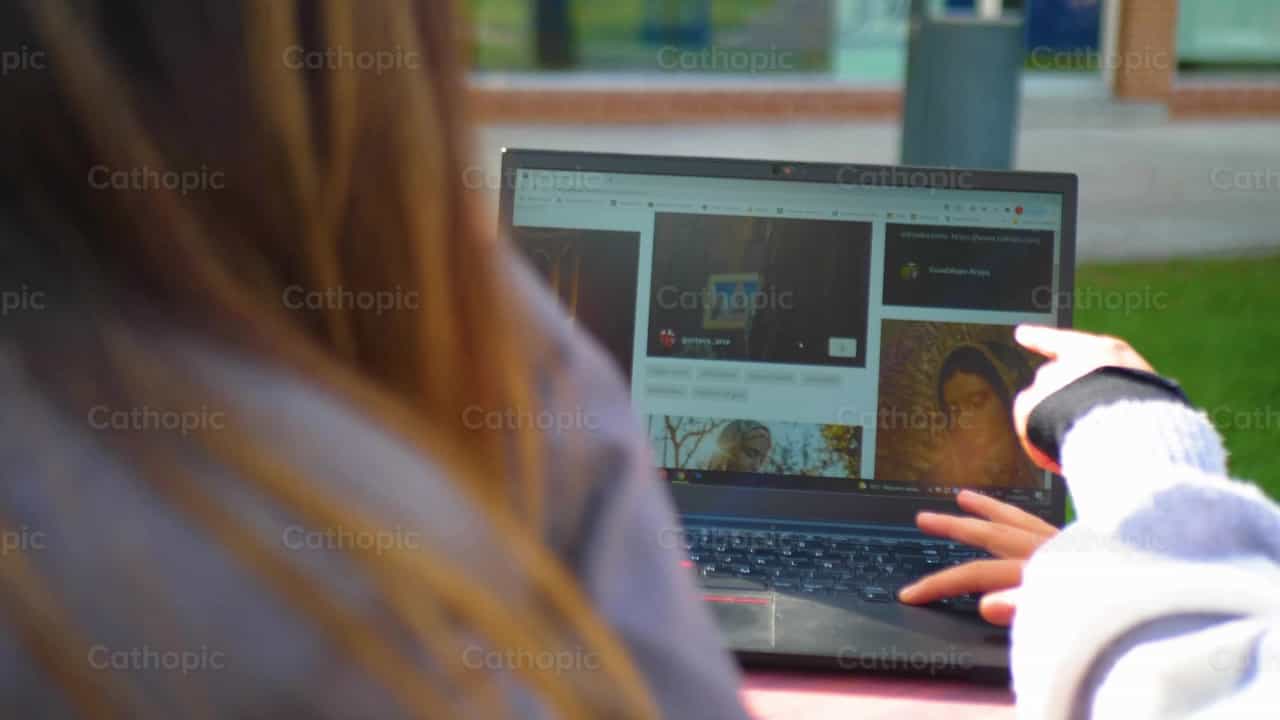 Trabajando en un equipo - Banco de vídeos católicos - Fotografía por Cathopic