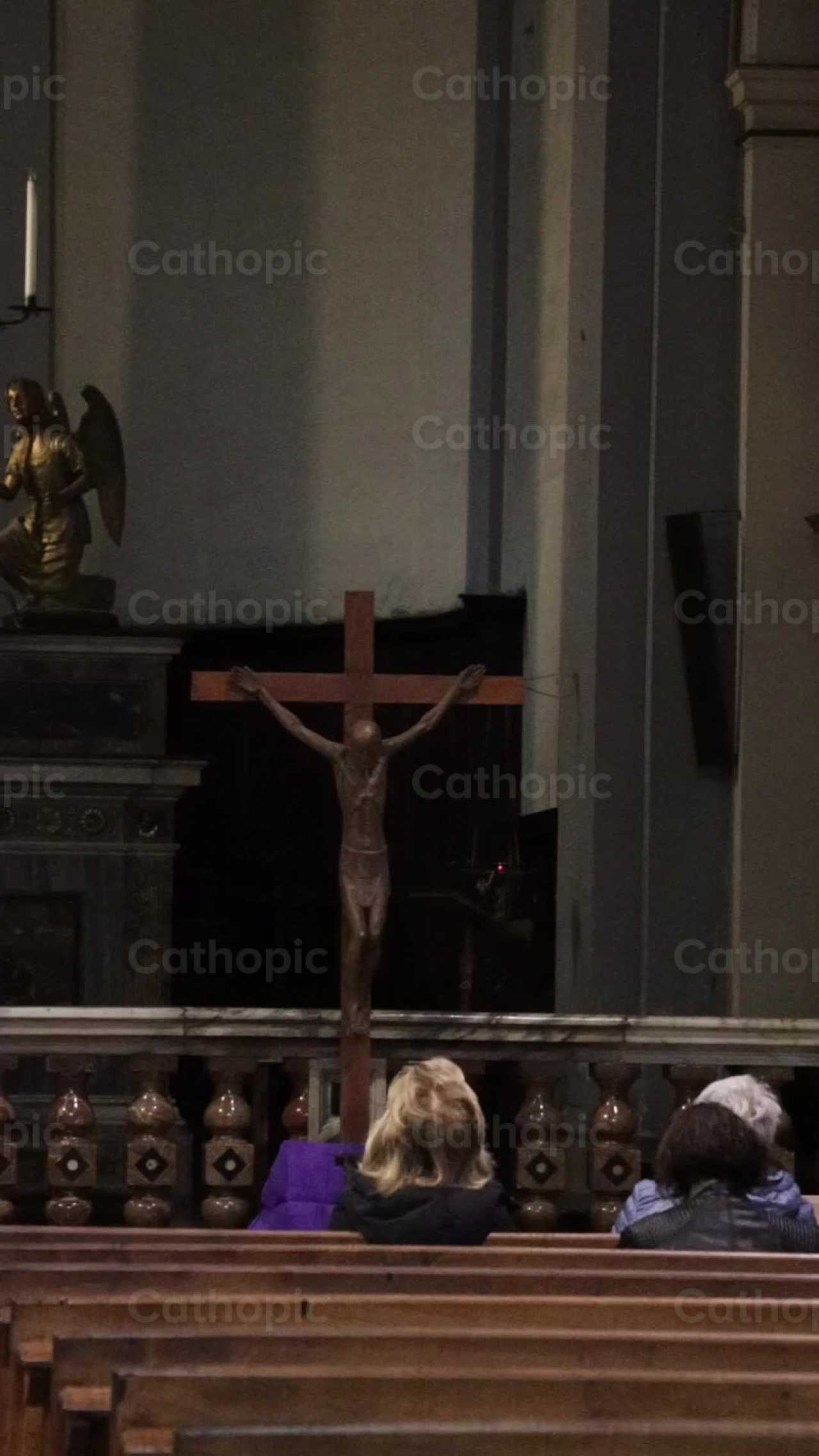 Pessoas dentro de um templo - Vídeos católicos de stock - Foto de Saul Ibarra