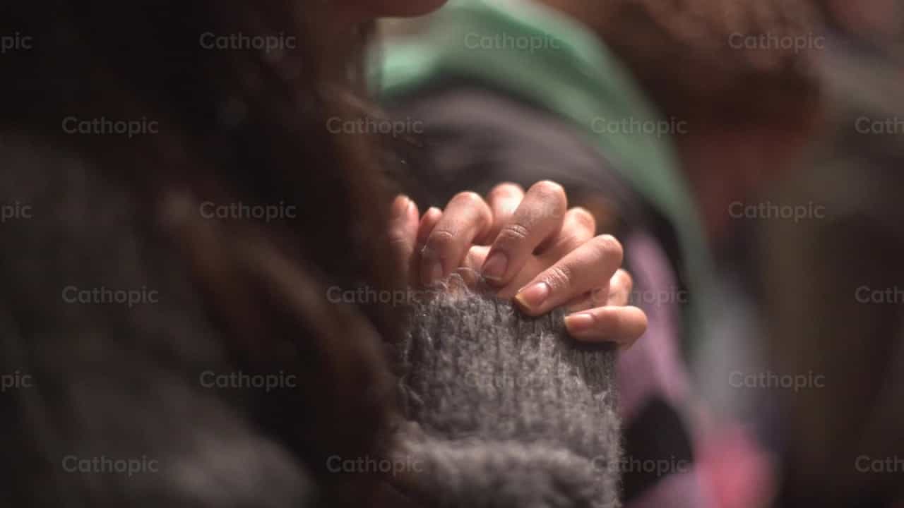 Manos rezando - Banco de vídeos católicos - Fotografía por Lupe Belmonte