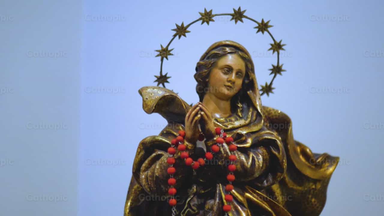 Estatua de la Asunción de María, ángulo 1 - Banco de vídeos católicos