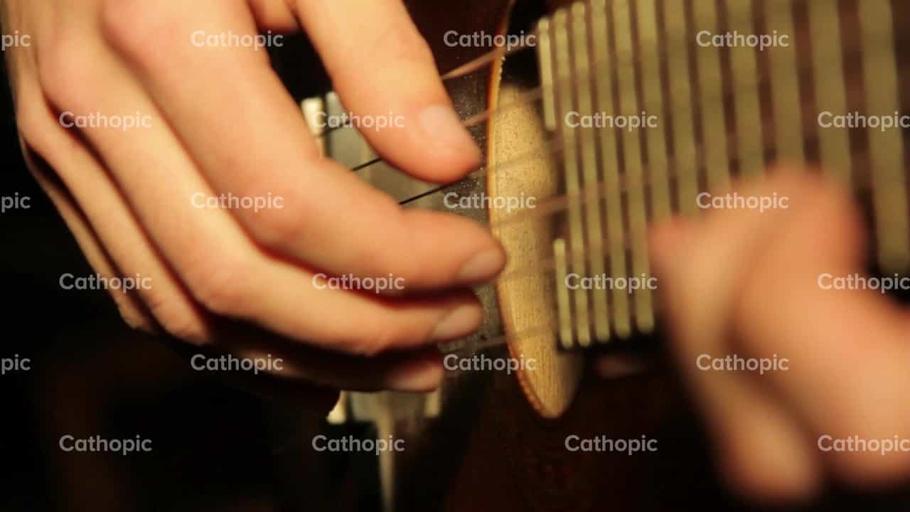 Guitare espagnole - Vidéos catholiques de stock - Photo de Catholic Stuff