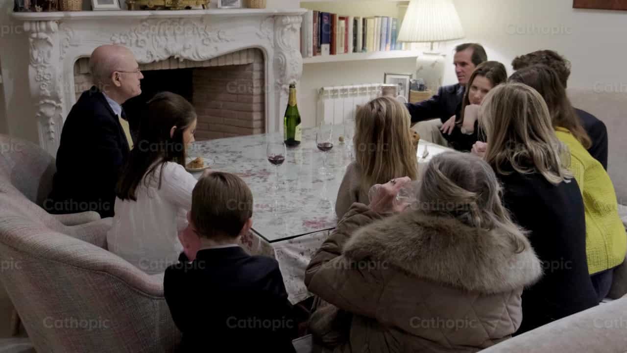 Reunion en familia en la cena de Navidad - Banco de vídeos católicos - Fotografía por Almures Studio
