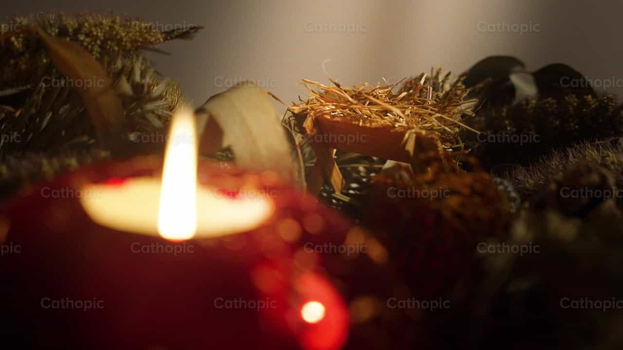 Pesebre y velas navideñas - Banco de vídeos católicos - Fotografía por Santiago de la Hoz