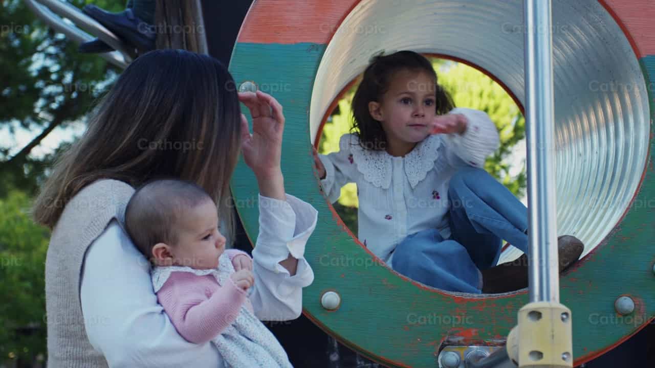 Mama i dzieci bawiące się w parku - Katolickie filmy stockowe - Zdjęcie: Almures Studio