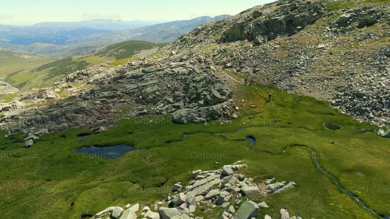 Exploradores caminando hacia la cima de la montaña - Banco de vídeos católicos - Fotografía por Santiago de la Hoz