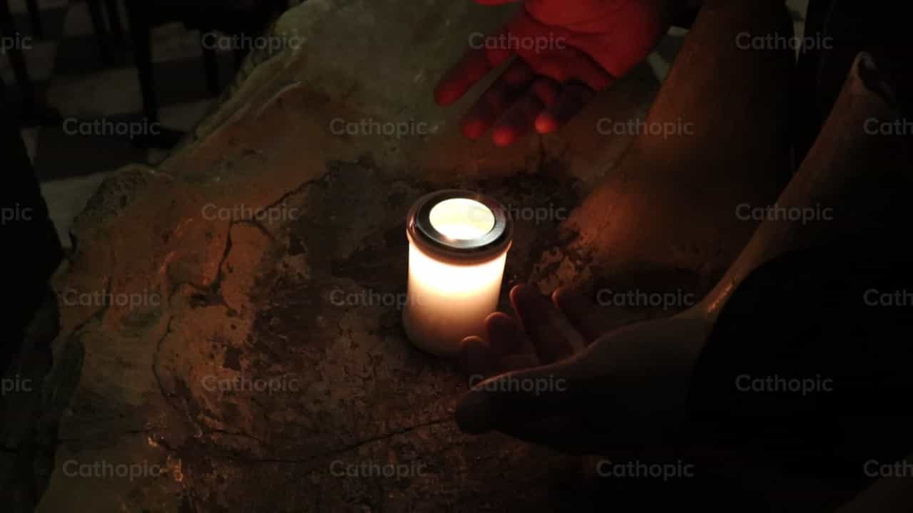 Vela encendida y manos - Banco de vídeos católicos - Fotografía por Frames Cristianos