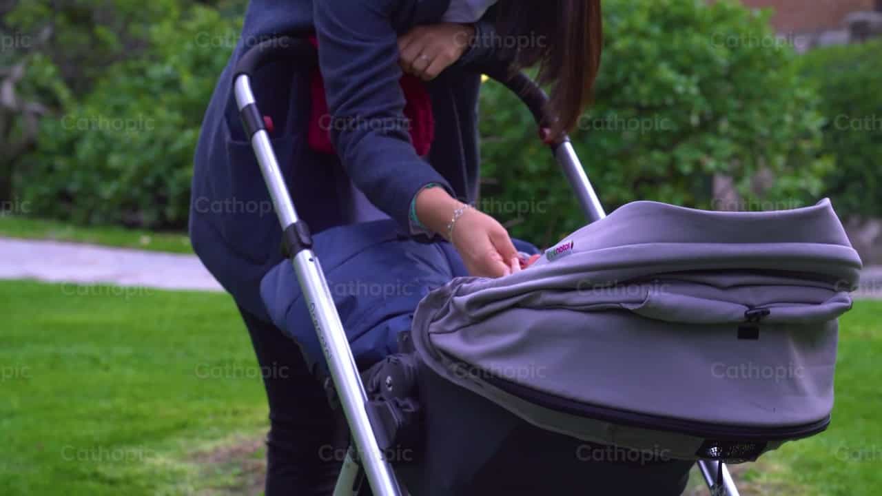 Paseando, toma 3 - Banco de vídeos católicos - Fotografía por Cathopic