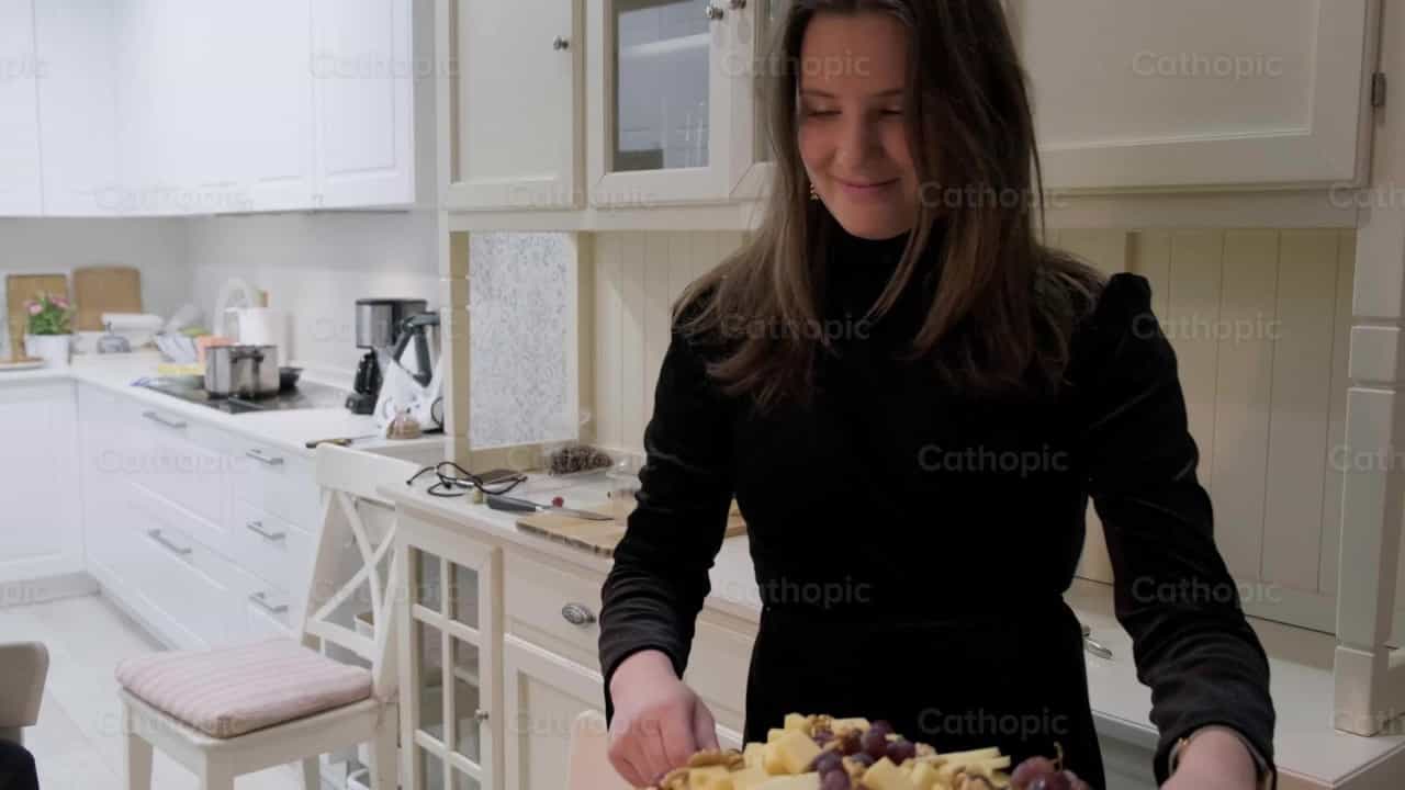 Sirviendo alimentos en la cena de Navidad - Banco de vídeos católicos - Fotografía por Almures Studio