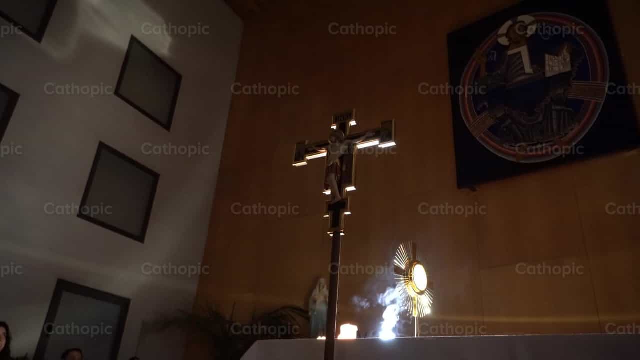 Renovação Eucarística e a Cruz (cena 1) - Vídeos católicos de stock