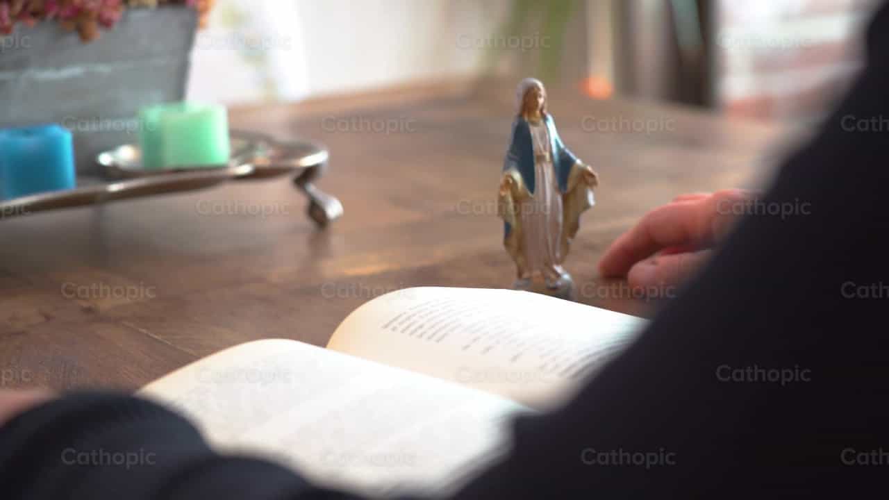 Religionswissenschaften, Blickwinkel 1 - Katholische Stock-Videos - Foto von Cathopic