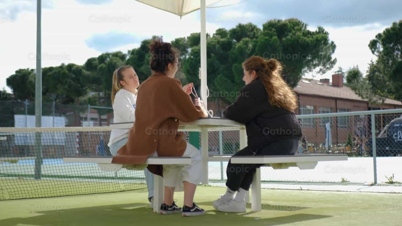 Reunión del Grupo de Mujeres - Banco de vídeos católicos - Fotografía por Cathopic