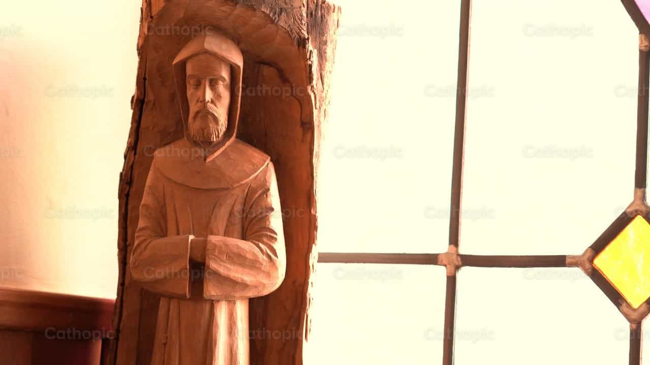 Sculpture d’un moine en méditation - Vidéos catholiques de stock - Photo de Cathopic