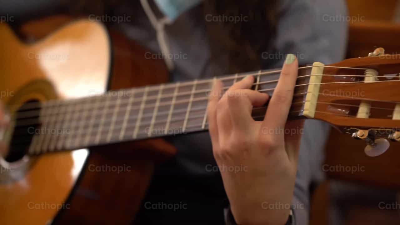 Tocando la guitarra - Banco de vídeos católicos - Fotografía por Cathopic