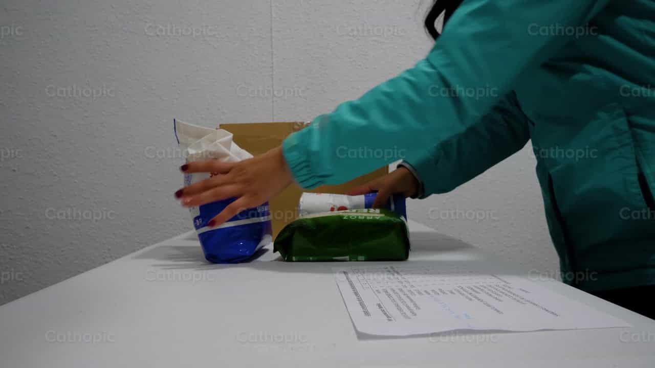 Lebensmittel zählen mit einer Liste - Katholische Stock-Videos - Foto von Cathopic