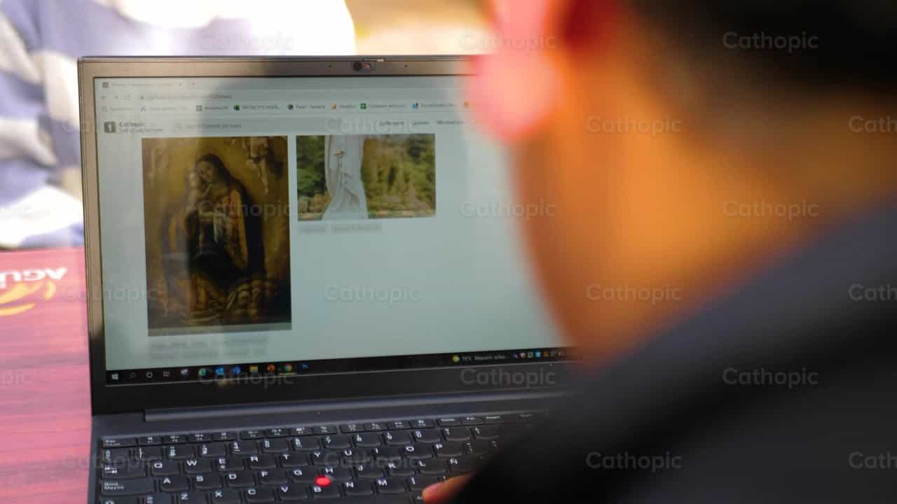 Buscando en Internet, ángulo 2 - Banco de vídeos católicos