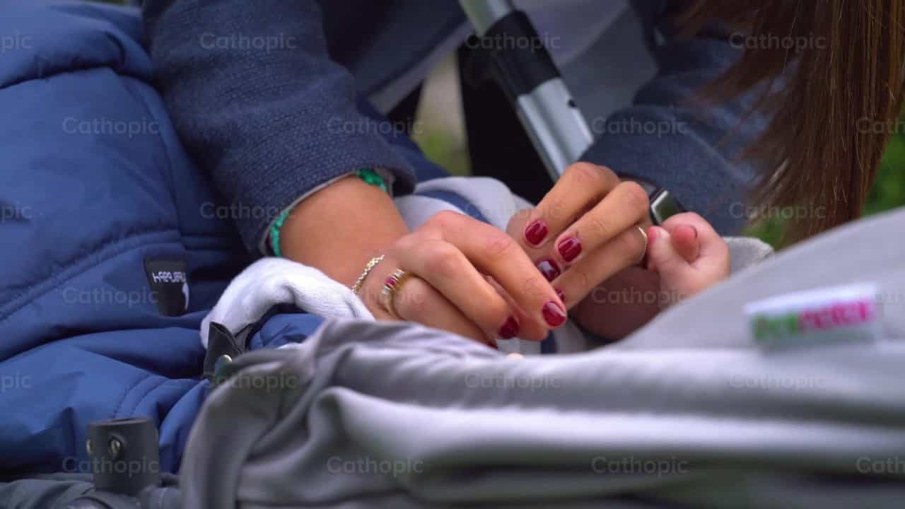 Paseando, toma 10 - Banco de vídeos católicos - Fotografía por Cathopic