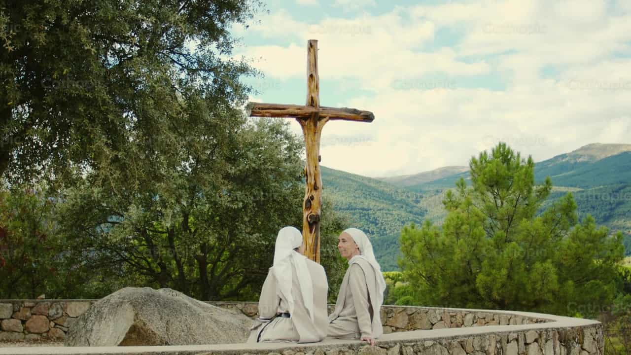 Monjas Agustinas junto a la cruz - Banco de vídeos católicos