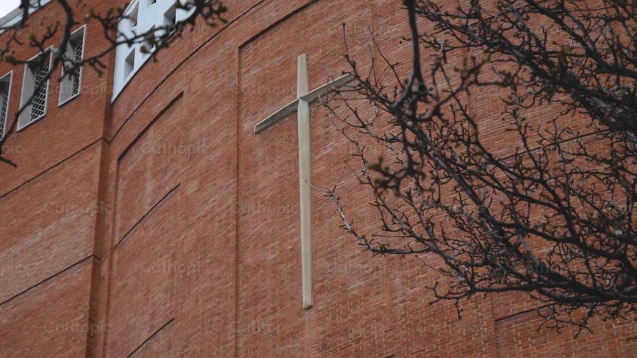 Cruz en la iglesia (Toma 2) - Banco de vídeos católicos - Fotografía por Cathopic
