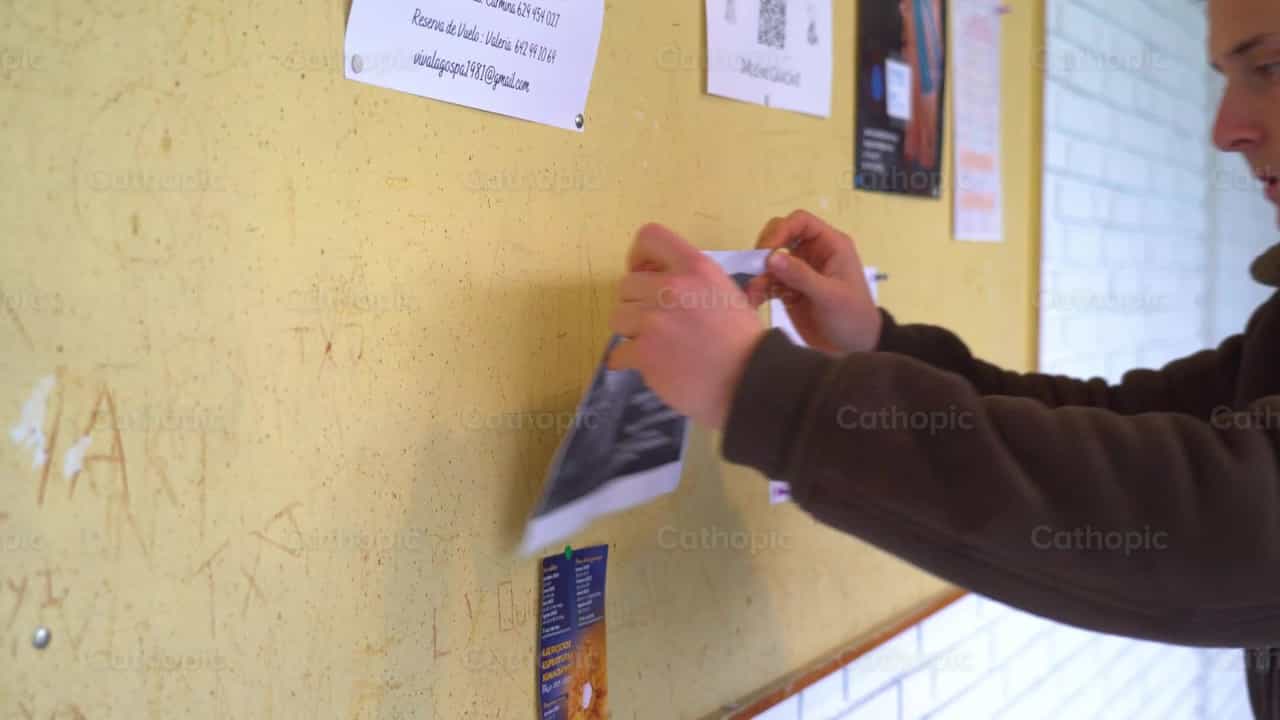 Tablón de anuncios - Banco de vídeos católicos - Fotografía por Cathopic